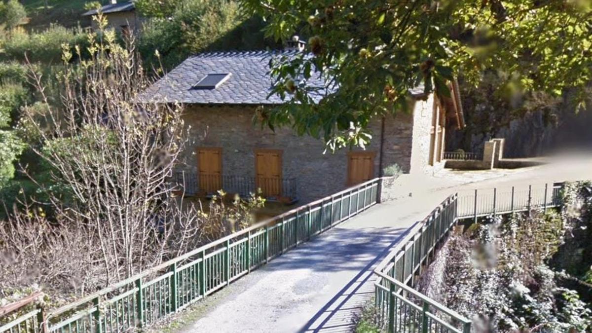InfoAlicante's tweet photo. Caen tres jóvenes con su coche al río en Asturias: libran la tragedia y uno de ellos corrió varios kilómetros para pedir ayuda https://t.co/2nyCErzLcP https://t.co/zwngb2n3sr
