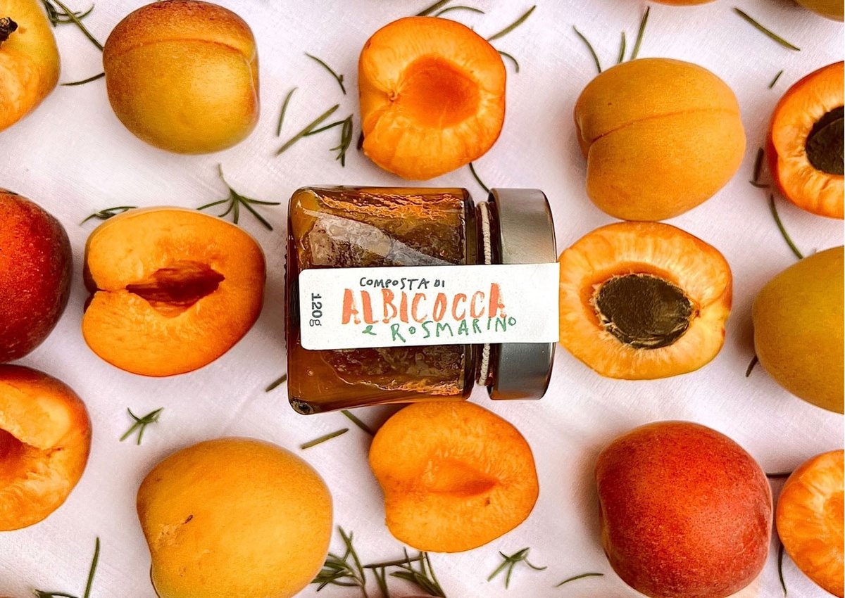 WineNewsIt's tweet image. Le #composte di #frutta con #erbearomatiche di #DispensaRubini fondono la dolcezza della frutta con le note aromatiche delle erbe, con la menta ad aggiungere freschezza e con timo, rosmarino e salvia a dare complessità, winenews.it/it/dispensa-ru…