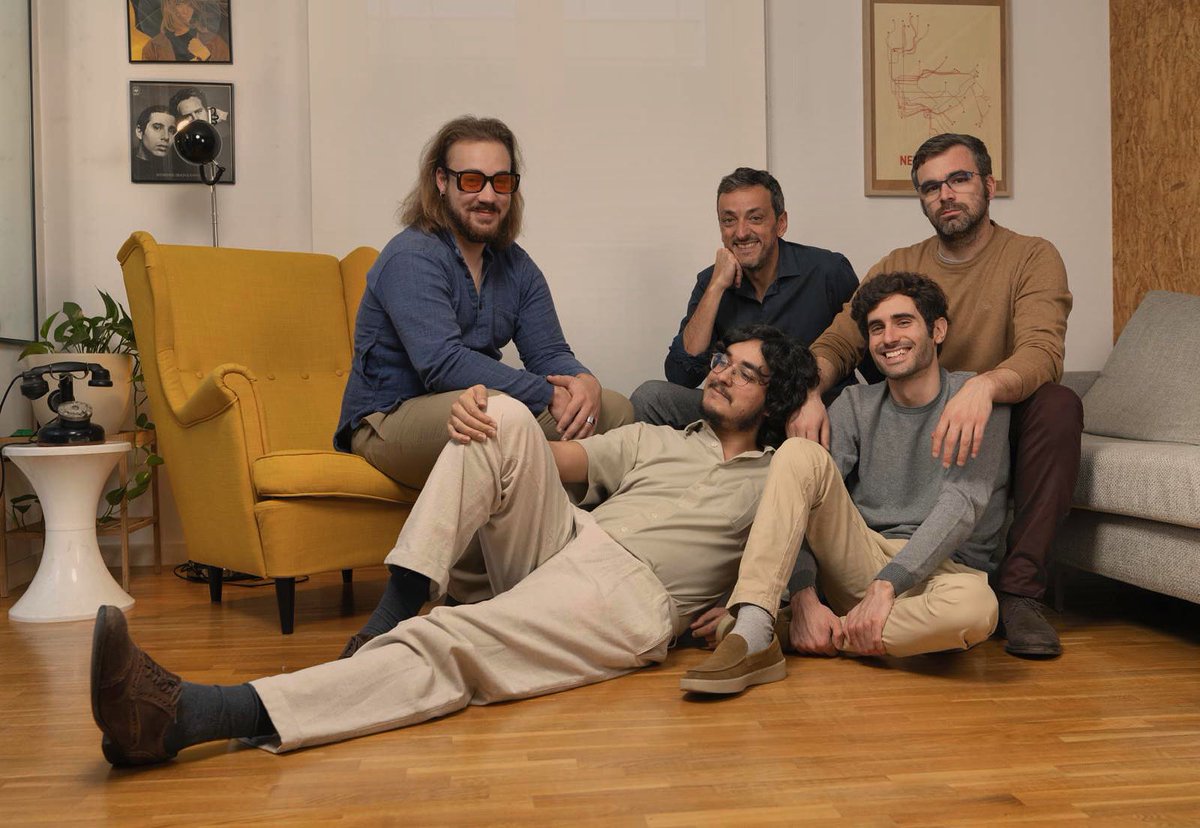 Estamos de vuelta. 
Es importante deciros que debéis guardaros una fecha en vuestro calendario: 14 de Noviembre. Estaremos tocando junto a unos buenos amigos en <a href="/salaplantabaja/">Planta Baja</a> en una dupla que poca gente espera. Pronto os contamos más cositas, un abrazo enorme de nuestra parte