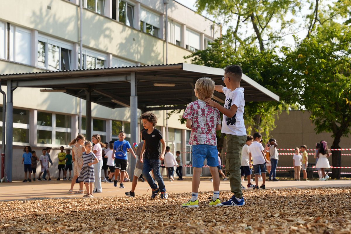 #Rentrée2024 | Améliorer le climat scolaire, créer une atmosphère de bien-être et d'égalité : les écoles élémentaires Les Bordes et Auguste Prost de Metz s'inscrivent dans cette démarche (végétalisation de la cour d'école, classe en plein air, expérimentation de la tenue unique)