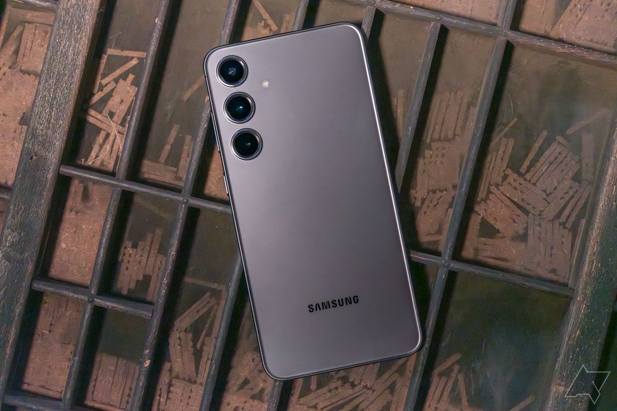 ModdedApks's tweet photo. The Samsung Galaxy S25 could go all-in on Qualcomm's next flagship Snapdragon chip https://t.co/ZlJX7L4vI8 https://t.co/eSXpkJkAyC