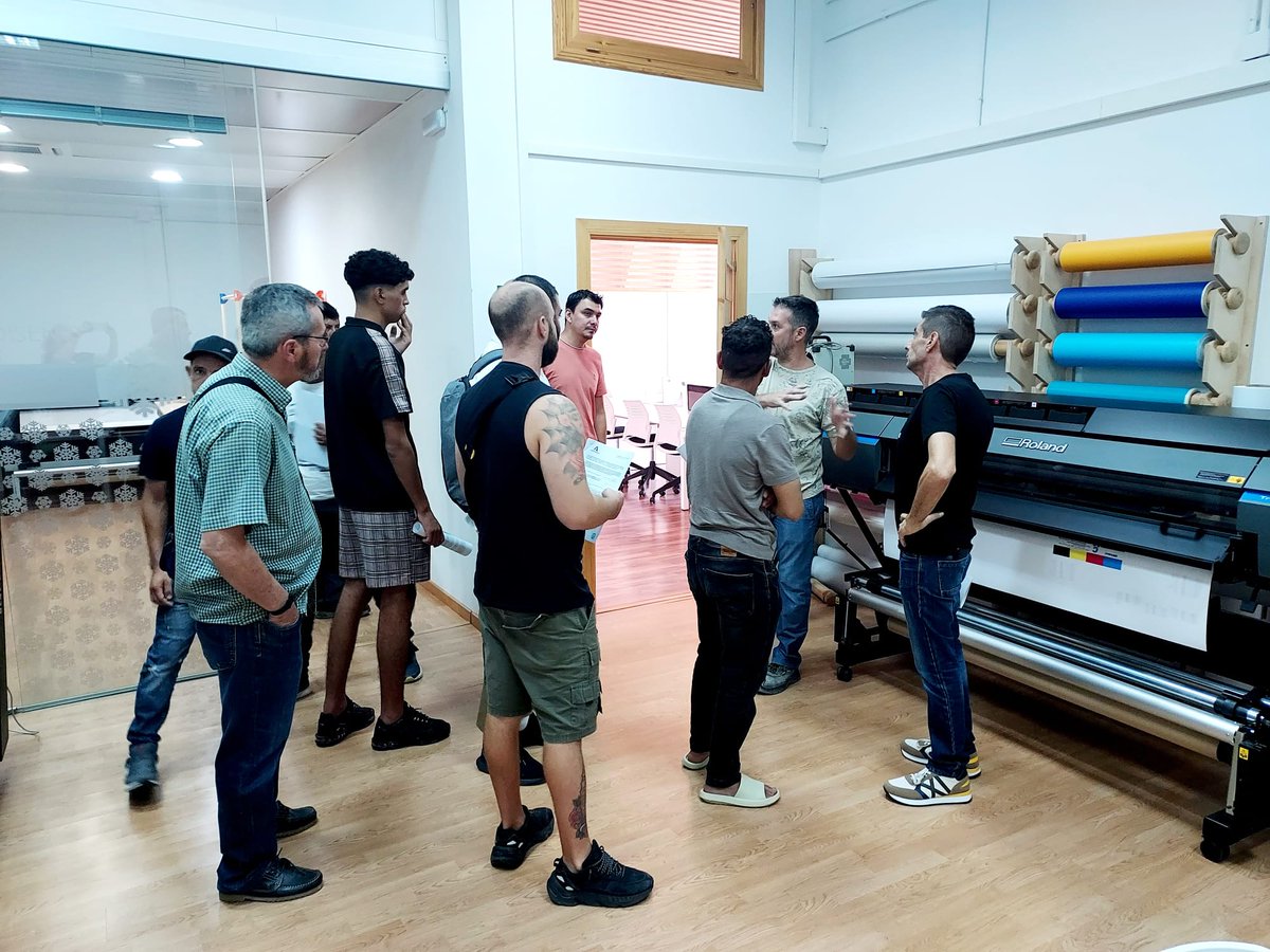 EscuelaMaderaER's tweet photo. Empezamos #septiembre con ganas y mucha fuerza! Comienza el #curso #Aplicación de #Barnices y #Lacas en Elementos de #Carpintería y #Mueble, con un grupo de jóvenes que serán en breve grandes profesionales del sector. #VenALaEscuela https://t.co/Ipnjc4vutr
