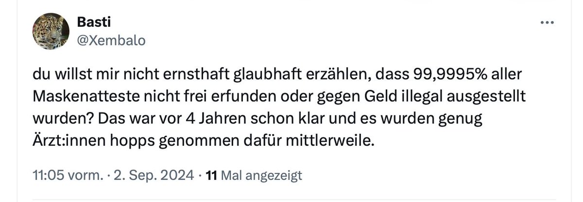 behindsyntax's tweet photo. #AbleismTellsMe
#Autismus
#Maskenattest
#Servicetweet, Achtung, viele Buchstaben.

Ca. 1-2% der deutschen Bevölkerung hatte ein Maskenattest.  Das bedeutet konkret ca. 900.000 bis 1.700.000 Menschen. 

Es gibt keine Statistik darüber, wie viele davon „gefälscht“ waren. Stichprobenartige Kontrollen ergaben einen Anteil von 10-20%, wobei „nicht korrekt ausgestellte“ und „gefälschte“ Atteste zusammengezählt wurden.

Zu den „nicht korrekt ausgestellten Attesten“:

Die Anforderungen an ein „Maskenattest“ änderten sich andauernd, die erste „Fassung“ stammt vom April 2020, weitere Anpassungen folgten im Sommer 2020. Ein ärztliches Attest genügte hier noch – schließlich schreibt der Arzt dem Arbeitgeber auch nicht Punkt für Punkt auf, warum der Mitarbeiter arbeitsunfähig ist. Das geht den Arbeitgeber (bis auf an den Fingern einer Hand abzuzählende Ausnahmen) auch nichts an.

Weitere Anpassungen der Vorgaben erfolgten im Herbst 2020. Ab da sollte auf dem Attest auch vermerkt werden, warum der Patient die Maske nicht tragen kann. 

Im Januar 2021: Weitere Anpassungen, wie die Verpflichtung, auch die Diagnose auf dem Attest anzugeben, folgten zeitnah. Manche Bundesländer führten spezielle „Formulare“ ein oder machten zusätzliche ärztliche Stellungnahmen zur Pflicht.

Des Weiteren führten einzelne Länder wie z.B. Bayern und BaWü die Vorgabe ein, dass nur „Fachärzte“ die Maskenatteste ausstellen dürfen.

Mein Arzt war bis 2022 ziemlich „up to date“, verlor aber auch langsam selbst den Überblick. Als ich mich also zum dritten Mal Ende 2022 mit der Bitte an ihn wandte, sein Maskenattest gemäß den (erneuten) gesetzlichen Vorgaben erneut zu überarbeiten, bat er mich, herauszufinden, wie die verbindlichen Vorgaben aktuell seien. 

Kann ja nicht so schwer sein, dachte ich. Pustekuchen! Die Klärung des Anliegens gestaltete sich schwieriger, als ich dachte – keine Stelle in meinem Bundesland (Hamburg) wusste Bescheid und konnte eine verbindliche Auskunft erteilen. K-E-I-N-E. 

Also nahm ich fortan ALLES, was ich zum Thema hatte (Maskenattest, Schwerbehindertenausweis, Arztbrief, tagesaktuellen Test) jedes Mal mit, sobald ich die Öffis betrat.

Hat’s geholfen? Nein. 

Jede Kontrolle, jede Fahrt wurde zum Spießrutenlauf. Fahrkartenkontrolleure lasen in einem gut gefüllten Bus mein Attest laut vor und diskutierten ohne jede Scham darüber, ob das „Attest“ nicht doch „gefälscht“ sei und ob die „Einschränkungen“ nun wirklich so schlimm seien, dass ich quasi einen Massenmord mit meiner schieren Existenz begehen darf. "Mein Opa/Oma/Neffe hat aber COPD/Astma/Fusspilz und trägt aber trotzdem Maske! Aus Solidarität! Und Empathie!"

-

Und unser kleiner ableistischer Kamerad "Basti" (der auch Anfang des letzten Jahrhunderts bestimmt jedem, der in seiner Wahrnehmung eine zu krumme Nase hatte, seinen Persilschein nicht abgenommen hätte), sinniert freischnauze, ob nicht doch die „99,9995% aller Maskenatteste frei erfunden" oder "gegen Geld illegal ausgestellt" wurden 🥰

Ist unser kleiner Kumpel "Basti" unverwundbar? Oder gar unsterblich? Glaubt unser kleiner ableistischer Kamerad "Basti" wirklich, dass er nie in eine Situation kommen wird, in der er oder seine Angehörigen aufgrund einer Behinderung oder Krankheit etwas NICHT KÖNNEN? 🤔

Fragen über Fragen über Fragen... in diesem Sinne. 

#DasWortZumMontag