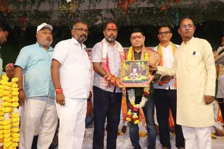 NilangekarPatil's tweet image. जन सन्मान पदयात्रा | निटुर 📌 

निलंगा मतदारसंघाची गतिशिल प्रगती, सर्वसामान्यांचा सर्वांगीण विकास व शासकीय योजनांच्या लाभार्थ्यांचा सन्मान या तत्वांवर आधारलेला &apos;जन सन्मान पदयात्रा&apos; अखेर नवव्या दिवसातील अंतिम गाव निटुर येथे पोहोचताच गावातील नागरिकांनी मोठ्या उत्साहाने यात्रेचे…