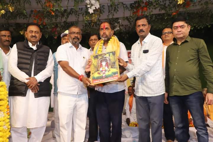 NilangekarPatil's tweet image. जन सन्मान पदयात्रा | निटुर 📌 

निलंगा मतदारसंघाची गतिशिल प्रगती, सर्वसामान्यांचा सर्वांगीण विकास व शासकीय योजनांच्या लाभार्थ्यांचा सन्मान या तत्वांवर आधारलेला &apos;जन सन्मान पदयात्रा&apos; अखेर नवव्या दिवसातील अंतिम गाव निटुर येथे पोहोचताच गावातील नागरिकांनी मोठ्या उत्साहाने यात्रेचे…