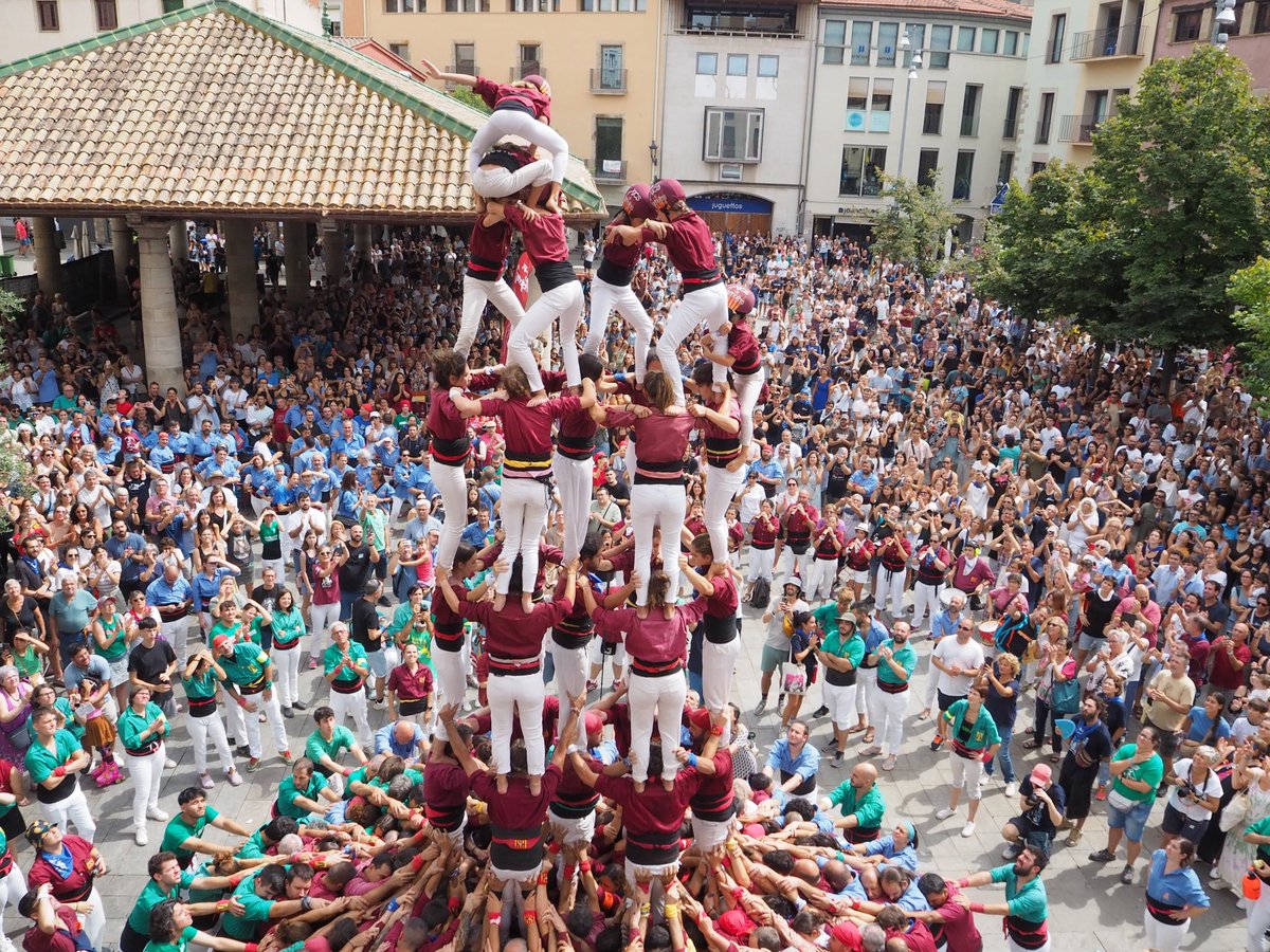 No podem tancar aquesta FM sense destacar, molt especialment, la gran presència de públic que vam gaudir ahir a La Porxada. 
Quina felicitat que VEURE castells es converteixi en una tradició. 
Si els voleu VIURE, us esperem a la <a href="/rocaumbertfa/">Roca Umbert Fàbrica de les Arts</a> dimarts i divendres.

#ZNT #VolemMés