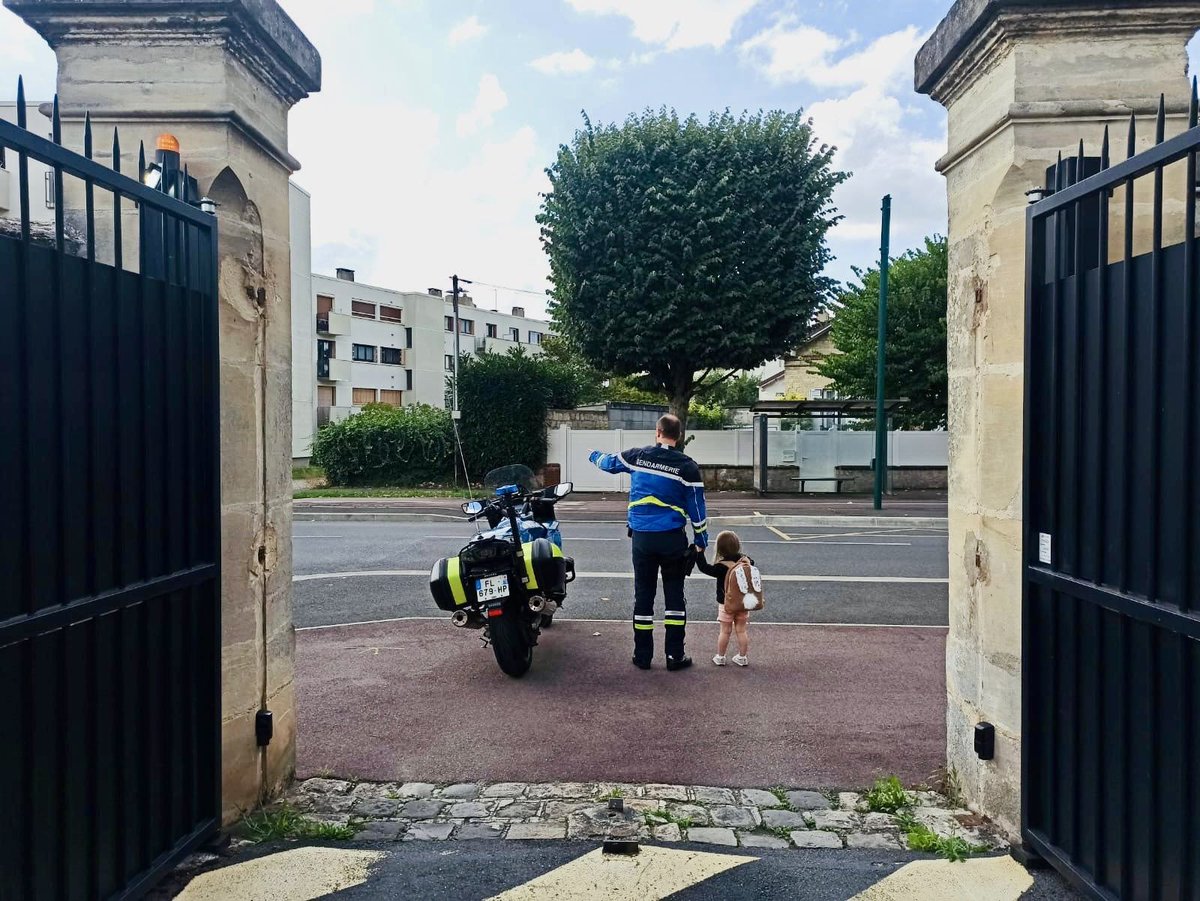 Ca y est c’est la rentrée scolaire ! Les vacances sont finies… 
Les gendarmes du Val d’Oise assurent votre sécurité sur la route et aux abords des établissements scolaires.
Bonne journée et belle rentrée à toutes et tous ! 👮‍♂️