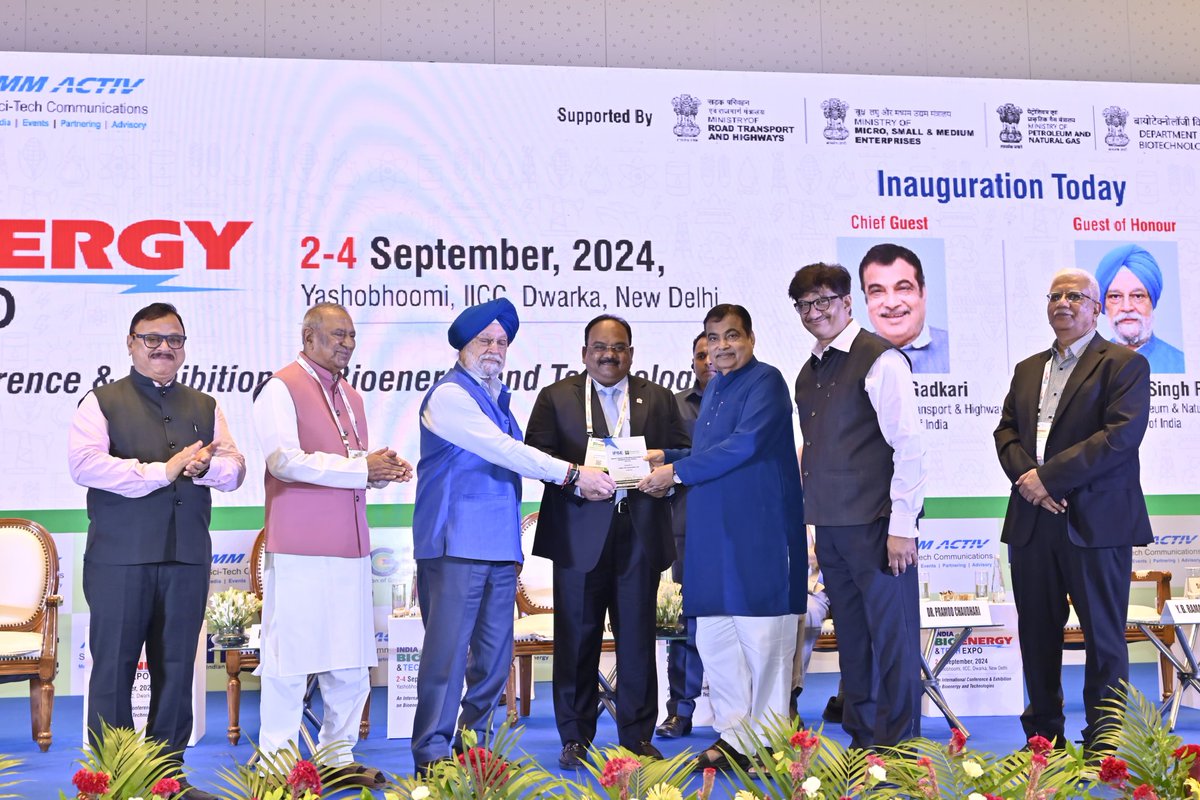 #IndianOil is honoured to receive the Biodiesel Association of India's award for exemplary performance in Biodiesel Blending during 2023-24. Presented by Hon’ble Ministers <a href="/HardeepSPuri/">Hardeep Singh Puri</a> and <a href="/nitin_gadkari/">Nitin Gadkari</a> to Mr. V Satish Kumar, <a href="/ChairmanIOCL/">ChairmanIOC</a>, this award recognises our achievement