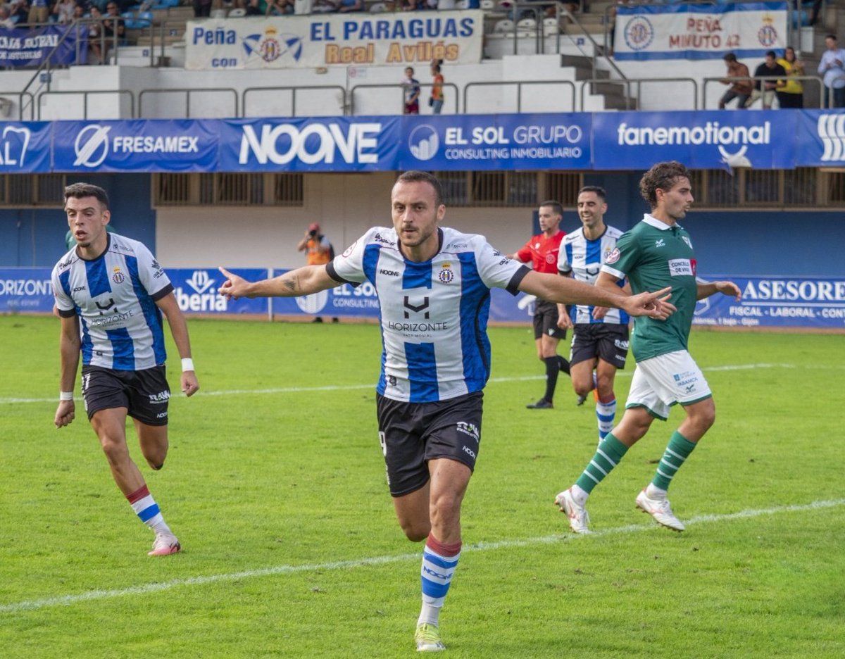 🔥 <a href="/asantamaria6/">Alvaro Santamaria</a> en mσԃσ αʋισ́ɳ ✈️

#RealAvilésIndustrial 🔵⚪🔴
