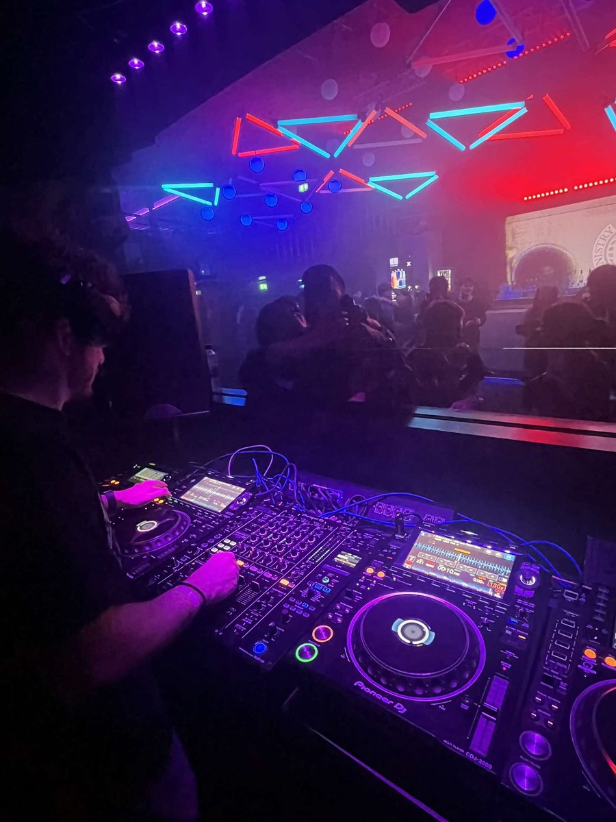 jake__barwick's tweet photo. @ministryofsound club London debut😁🎧 https://t.co/cSWAYoArJV