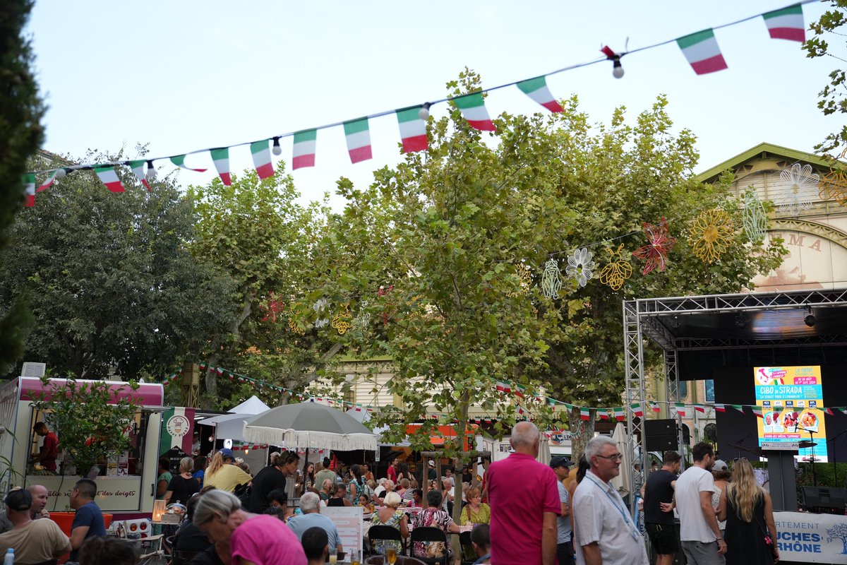 departement13's tweet photo. 🇮🇹 😋 L’Italie s’est invitée à @VilledeLaCiotat

Le festival #CiboDiStrada, inauguré en présence de notre élu Patrick Ghigonetto, s’est terminé hier.

Vous avez été nombreux a profiter des foodtrucks et des animations aux saveurs transalpines !

À l'année prochaine 👋. https://t.co/mnML5e94nT