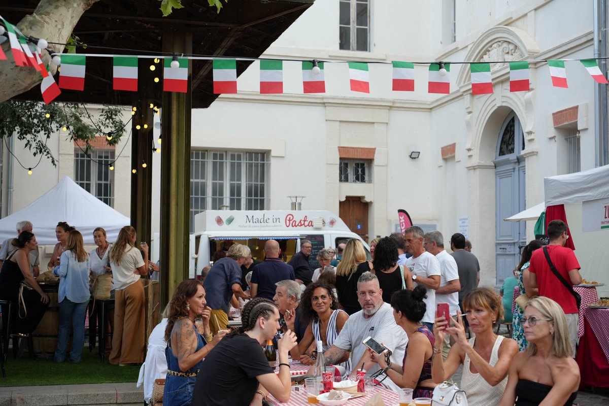 departement13's tweet photo. 🇮🇹 😋 L’Italie s’est invitée à @VilledeLaCiotat

Le festival #CiboDiStrada, inauguré en présence de notre élu Patrick Ghigonetto, s’est terminé hier.

Vous avez été nombreux a profiter des foodtrucks et des animations aux saveurs transalpines !

À l'année prochaine 👋. https://t.co/mnML5e94nT