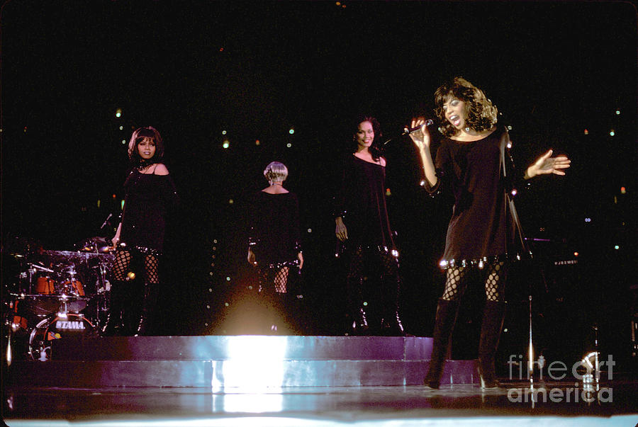 PartofUsFancast's tweet photo. 🚨NEW EPISODE🚨🎉🎶 This week, we're breaking down the latest news, answering your fan letters and sharing our dream En Vogue set-list. Tune in for an epic wrap-up to the season! 🎤✨ #EnVogue #Podcast #Fancast #90s #Music #MusicMagic https://t.co/HODyUNMclV