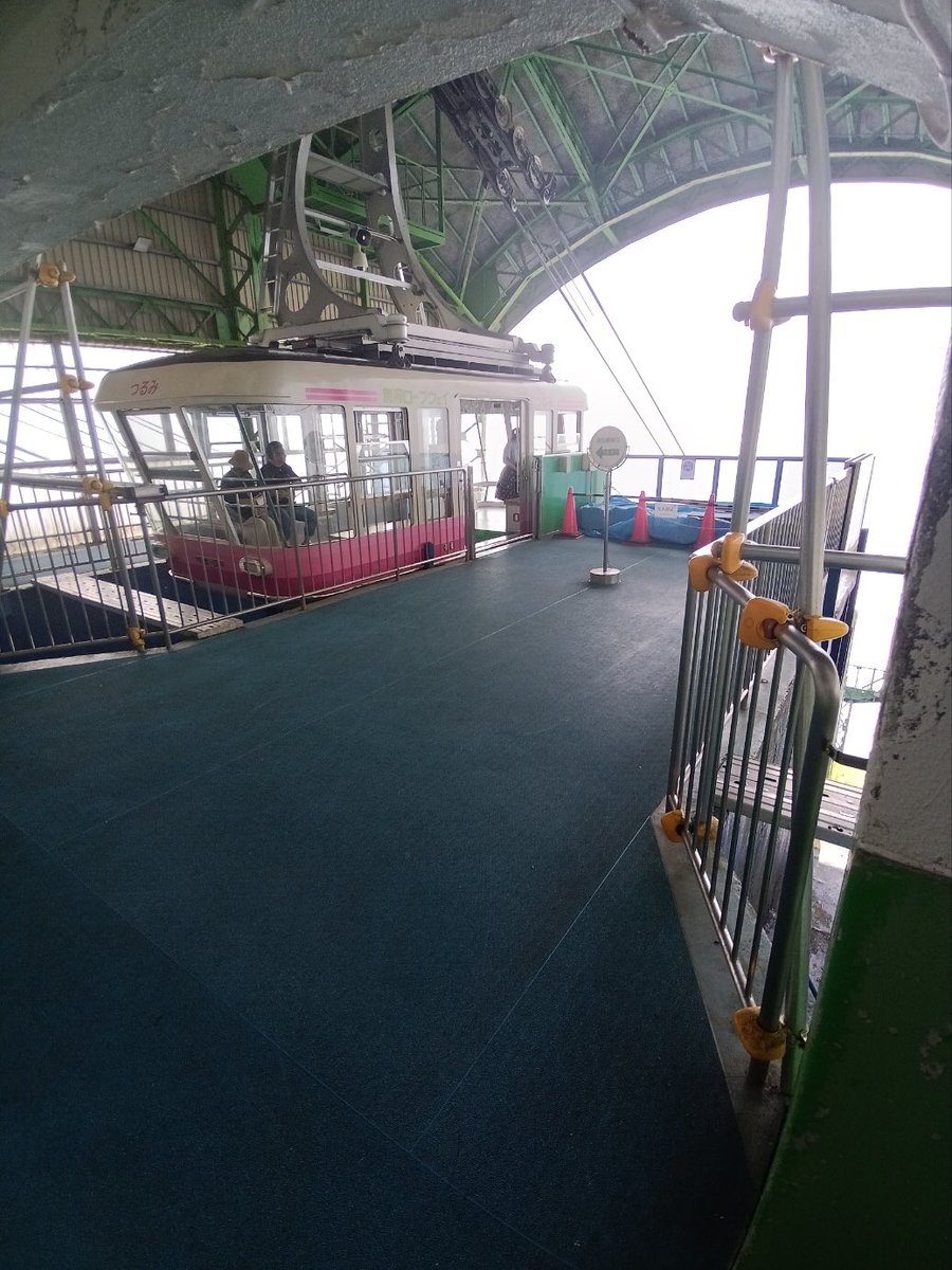 111Kk623's tweet photo. 台風10号で　#別府温泉　の鶴見岳のロープウェイ乗り場も被害に遭われたみたい。今年の7月に行った時の写真です。乗り場の猫ちゃん大丈夫だったかな。被害に遭われた方が一日も早く日常を取り戻せますように。 https://t.co/wzbvj6mwkR
