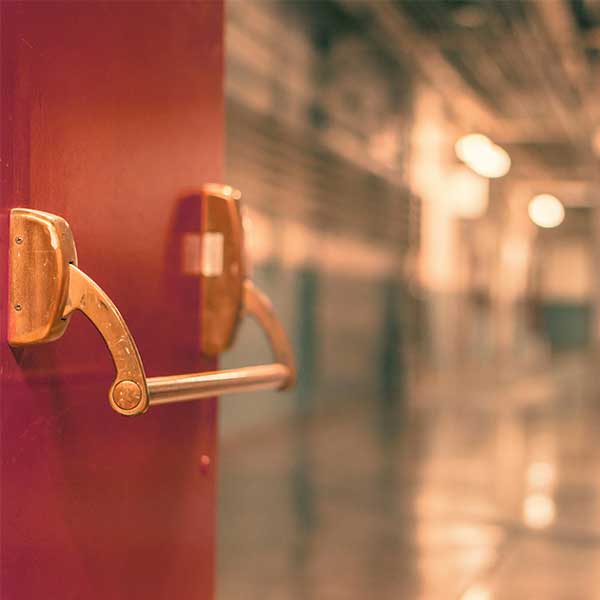 La marque NF Portes résistant au feu en bois remplace la marque NF BLOCS-PORTES INTERIEURES classement FASTE. Cette nouvelle marque NF certifie la résistance au feu des portes en bois en offrant une option ACOTHERM pour les performances acoustiques ou
architecturebois.fr/focus-sur-la-m…