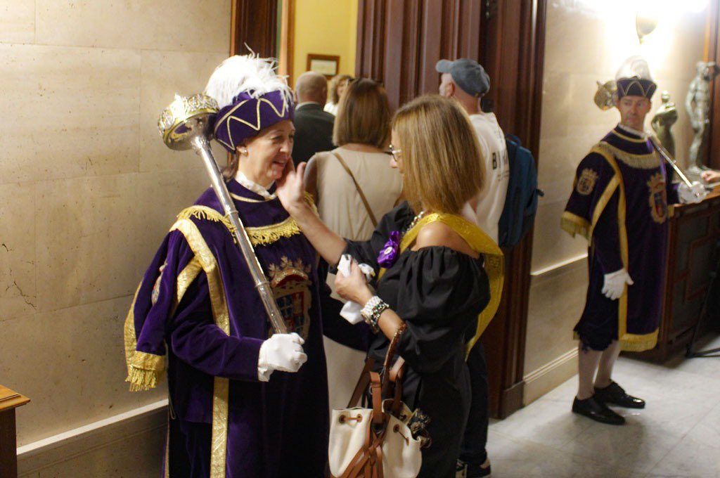 PalenciaVamos's tweet photo. Ambiente festivo al comienzo de la jornada del día de #SanAntolin.
Autoridades, peñas y ciudadanos se han dirigido a la Catedral donde se realizará el tradicional reparto de agua en la Cripta de San Antolín
#Palencia ¡Viva San Antolín! https://t.co/mkDLceBVao