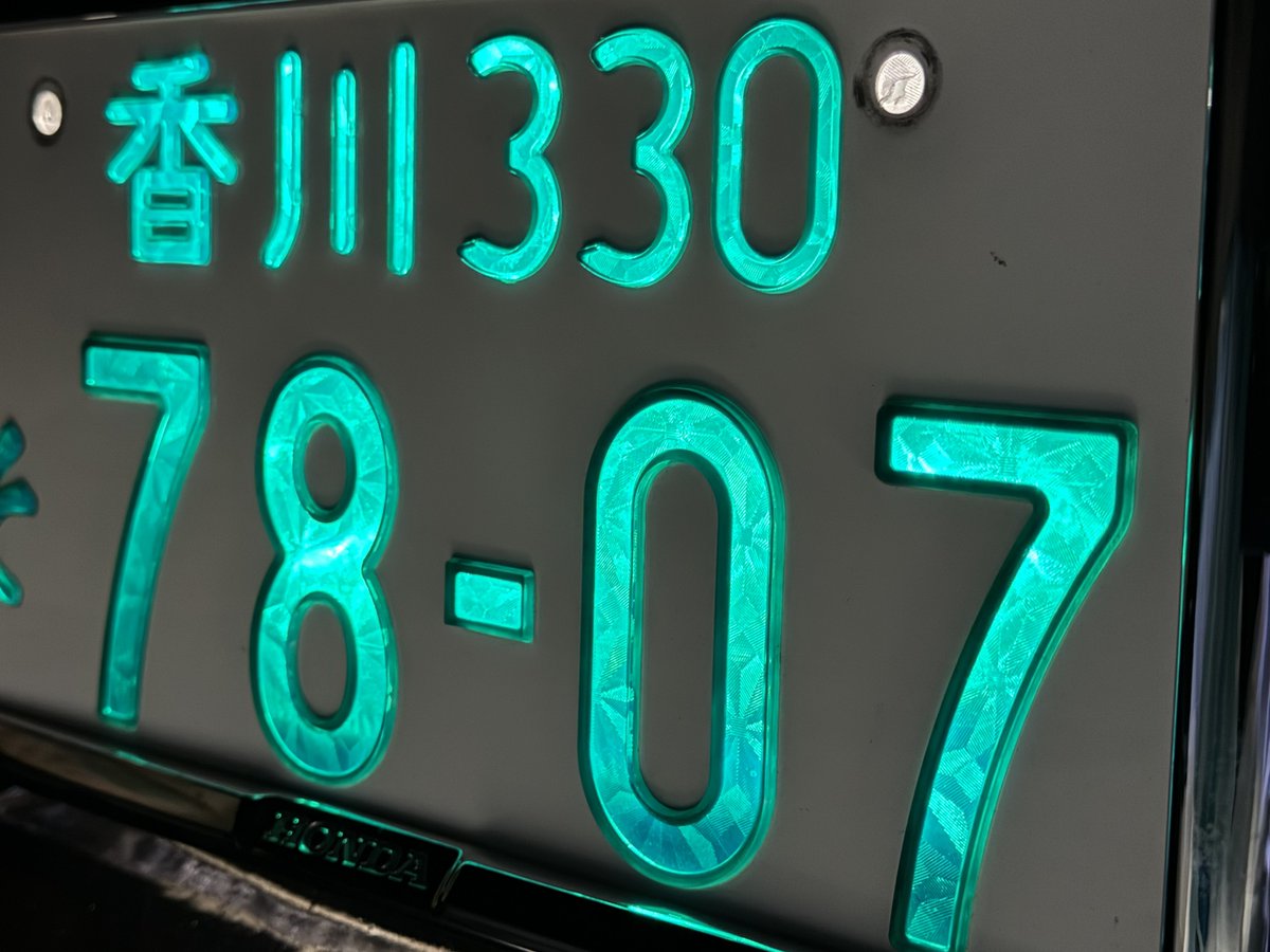 7807custom's tweet photo. 前に見てやってみたかったやつ
ナンバー裏にガラスシート貼ってみた

黄色味ある白の方が貼ってますよ感が出て良い感じ

LEDより電球の字光式なら良い感じかもしれん🤔 https://t.co/mvoxExIjsU