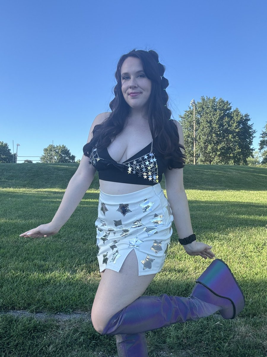 presdbates's tweet image. love a good reason to dress up and look extra cute ✨