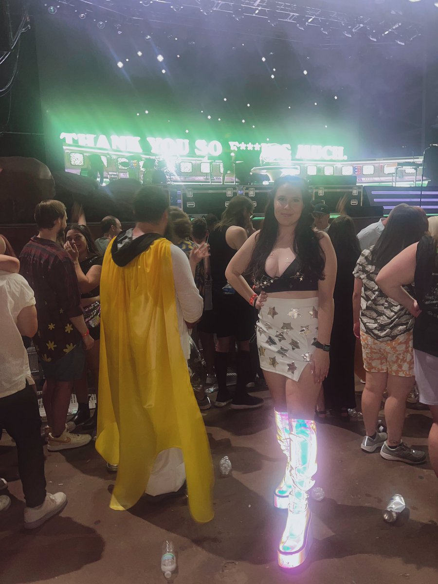 presdbates's tweet image. love a good reason to dress up and look extra cute ✨