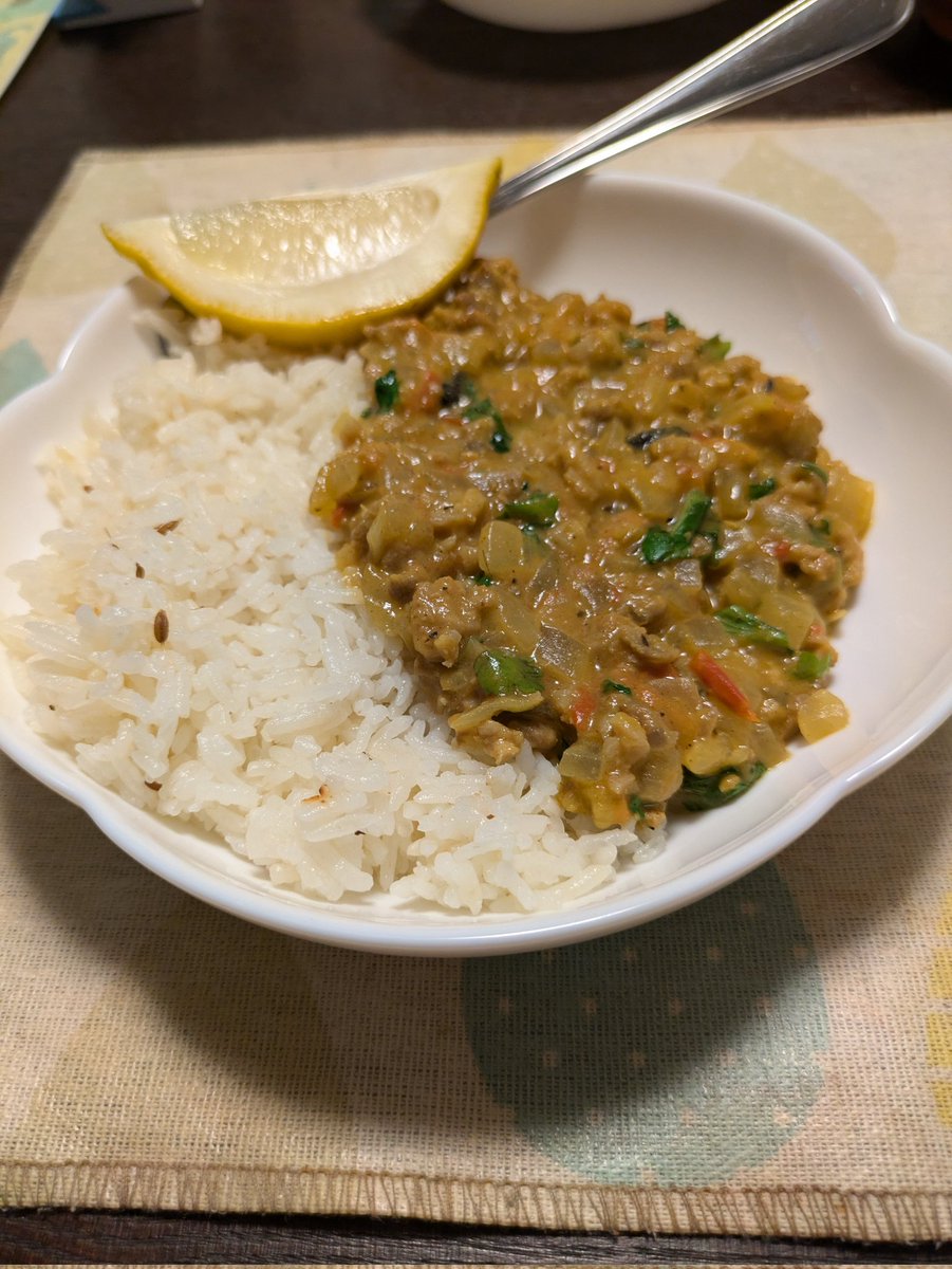 masayok's tweet photo. #猫田みてくれ
ほとんど夫が作ったジーラライスとキーマカレー
バスマティライスがなかったのでジャスミンライスで代用
ジーラライス、香りがよくておいしい https://t.co/bFfk4qGQTI
