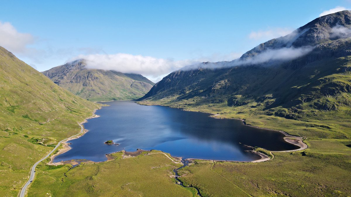 GeolSurvIE's tweet image. Geological Survey Ireland @Dept_ECC September's #imageofthemonth features Doo Lough, Co Mayo.

This #Quaternary U-shaped glacial valley separates the Mweelrea Mountains &amp;amp; Sheeffry Hills, through #Ordovician Period metasediments.

Photo by Aloki Tiway.