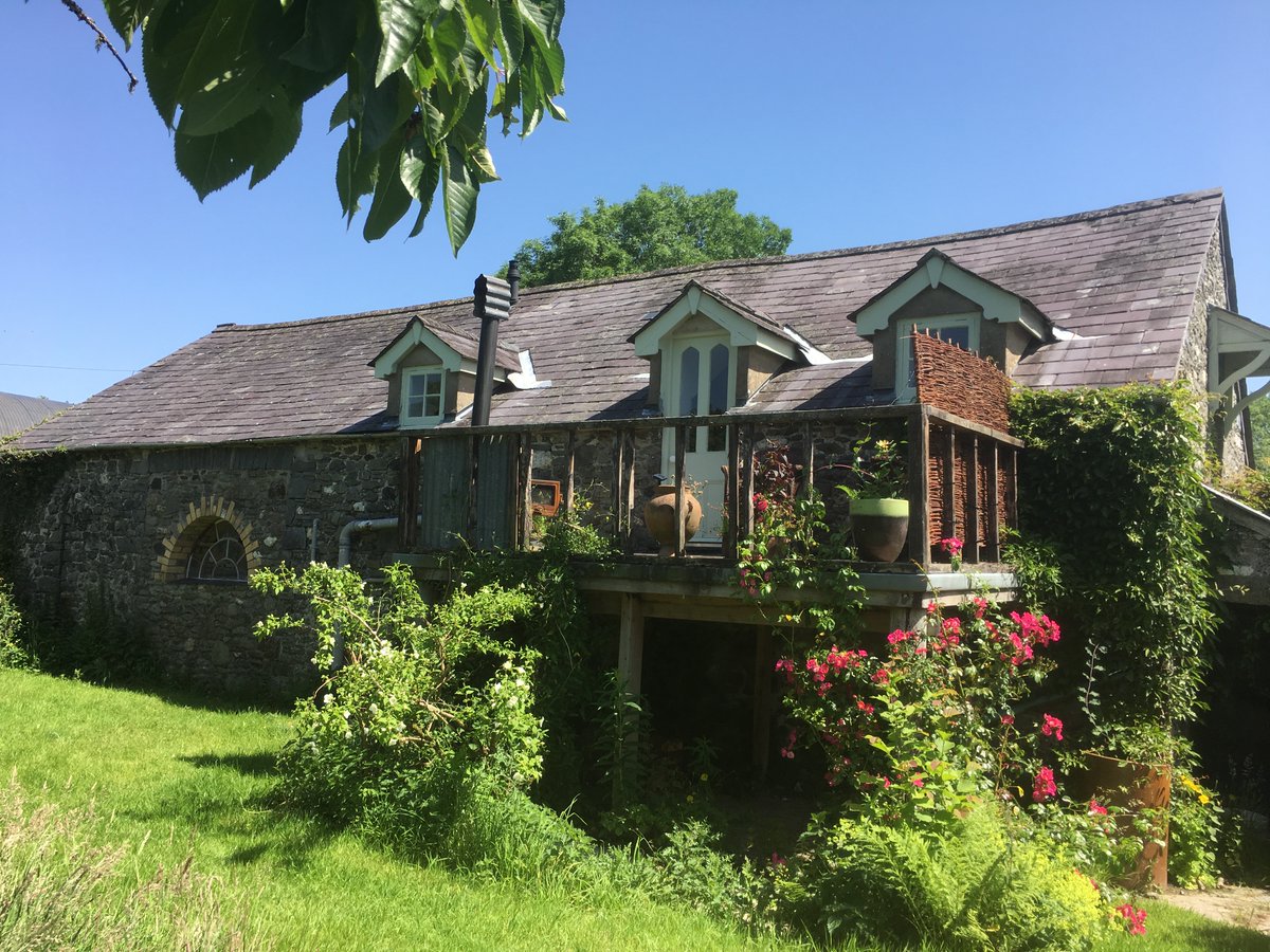 Open to all Cambrian Mountains holiday accommodation owners. thecambrianmountains.co.uk/stay
FREE photography/video making training.
A chance to create a croeso with your camera!
#emailgayle #emailgayle #emailgayle
#cambrianmountains #visitwales #croesocymru