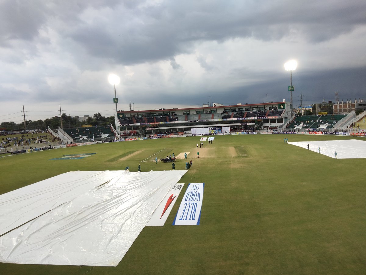 AAhsan11's tweet photo. Covers are in but no rain yet..bails are still on

#Pakistan #Bangladesh https://t.co/zVu0PmNzUp