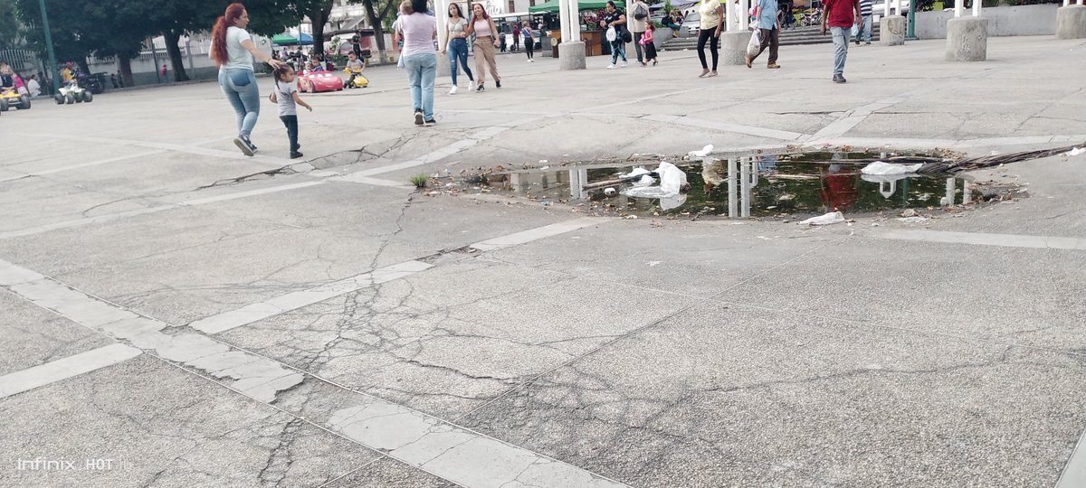 Ramon71143117's tweet photo. esté enorme hundimiento en el bulevar de Caricuao, frente al centro comercial Caricuao, coloca en riesgo a los transeúntes. https://t.co/nN31yWVIX3