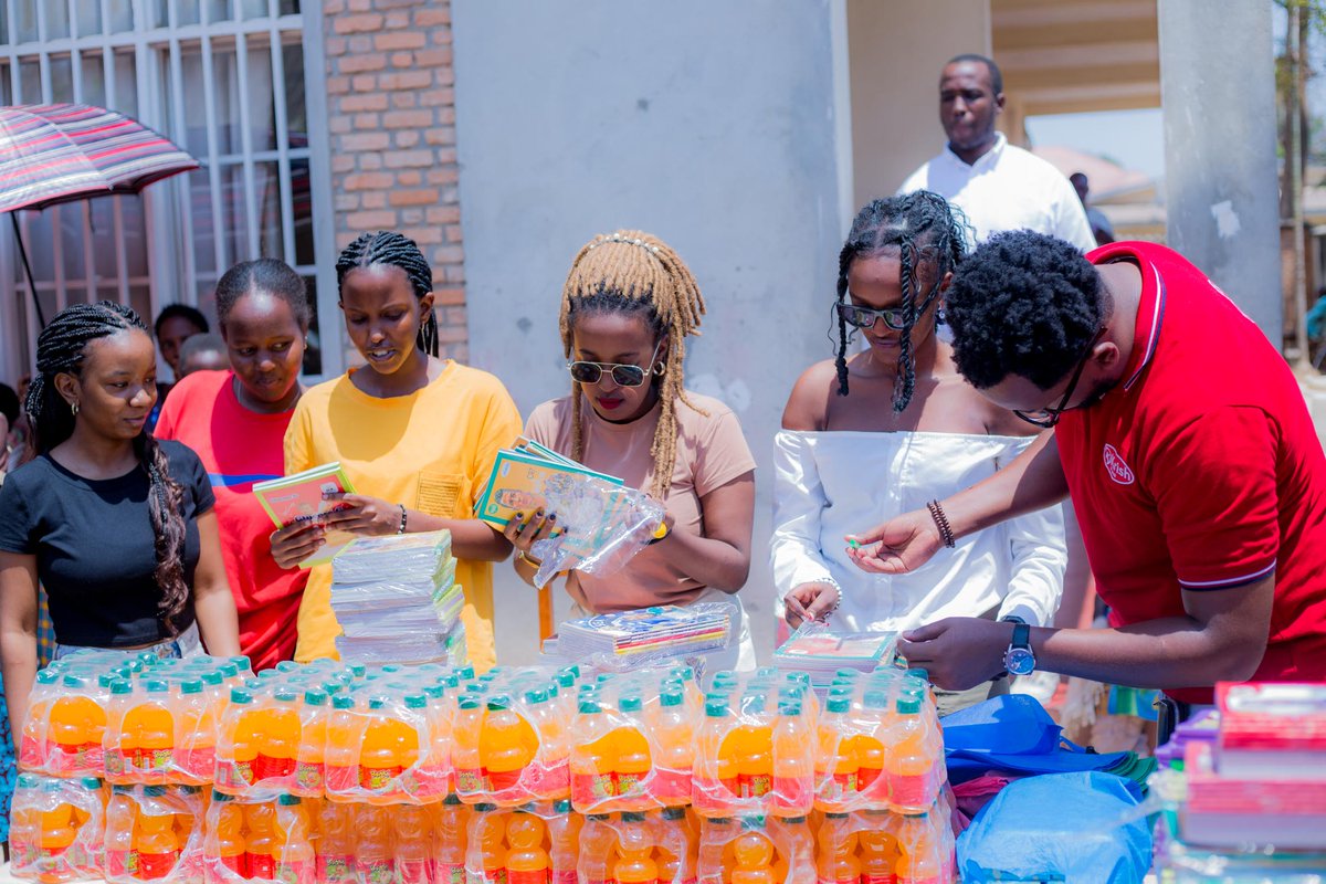 JLCburundi's tweet photo. Another successful milestone...

Let's start this first Monday in September by celebrating the success of the first distribution, this Saturday August 31st, of our school kit donation initiative for primary school-age children from the JLC-supported communities.
1/3 https://t.co/YjE1OJQQJX