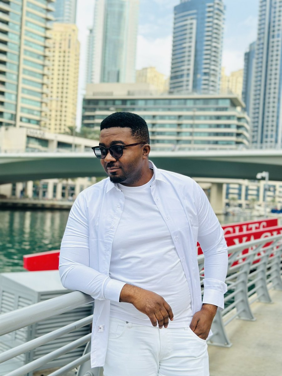 PEUT-IL SORTIR QUELQUE CHOSE DE BON À MATETE ?

En 2011, avec mes amis, nous avons ouvert une petite entreprise dans le multimédia que nous appelions FB STUDIO. À l’époque, j’étais déjà très ambitieux et passionné par l'idée de réaliser de grandes choses.

Avec nos faibles