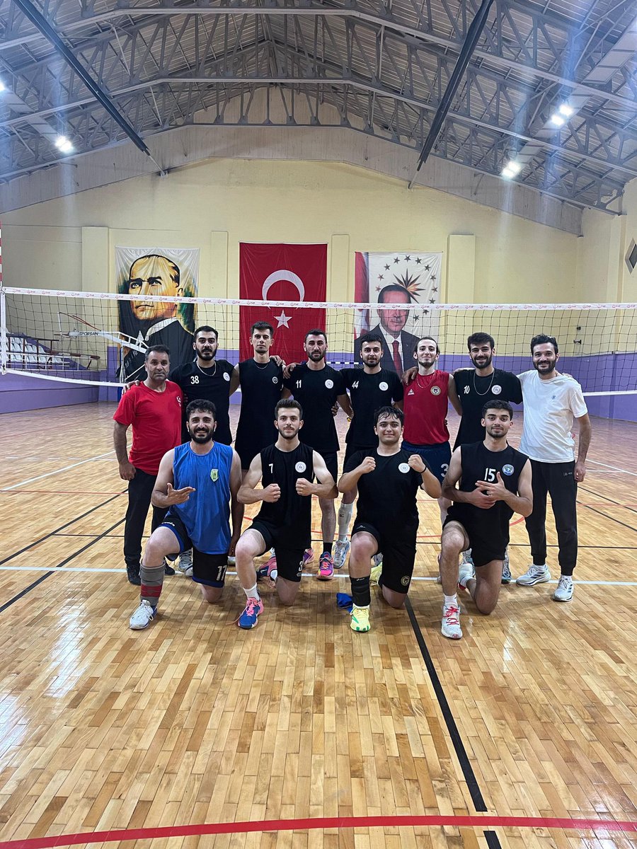GSB_Erzurum's tweet photo. 🏐🏐Filenin dadaşları startı verdi!
TVF 2.Ligde ilimizi temsil edecek olan Erzurum Gençlik Spor Kulübü Erkek Voleybol Takımı, 7 Ekim'de oynanacak olan Lig maçlanı içen hazırlık çalı��malarına başladı. 
Teknik ekibimize ve sporcularımıza başarılar dileriz.🏐🏐 https://t.co/XA2zJFpSCg