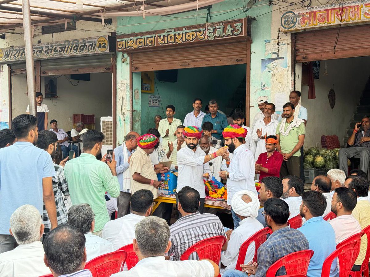 ManishYadavIn's tweet image. विधानसभा क्षेत्र शाहपुरा के मंडी परिसर शाहपुरा में कांग्रेस पार्टी के नव-नियुक्त दोनों ब्लॉक अध्यक्ष के सम्मान में कांग्रेस कार्यकर्ताओं द्वारा आयोजित सम्मान कार्यक्रम में उपस्थित होकर श्री नाथूलाल जी सैनी (ब्लॉक अध्यक्ष-बी) व श्री मुकेश जी गुर्जर (ब्लॉक अध्यक्ष-ए)../1