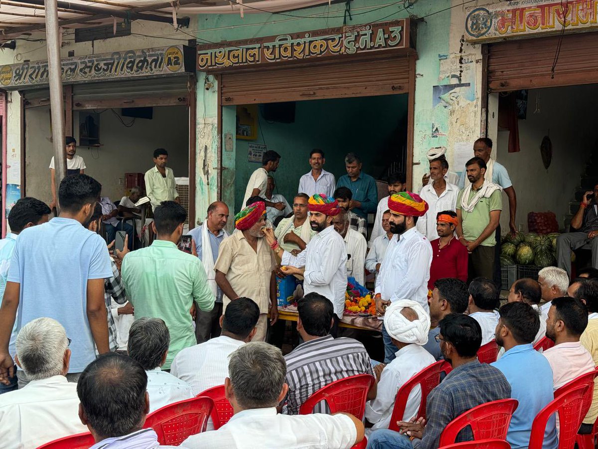 ManishYadavIn's tweet image. विधानसभा क्षेत्र शाहपुरा के मंडी परिसर शाहपुरा में कांग्रेस पार्टी के नव-नियुक्त दोनों ब्लॉक अध्यक्ष के सम्मान में कांग्रेस कार्यकर्ताओं द्वारा आयोजित सम्मान कार्यक्रम में उपस्थित होकर श्री नाथूलाल जी सैनी (ब्लॉक अध्यक्ष-बी) व श्री मुकेश जी गुर्जर (ब्लॉक अध्यक्ष-ए)../1