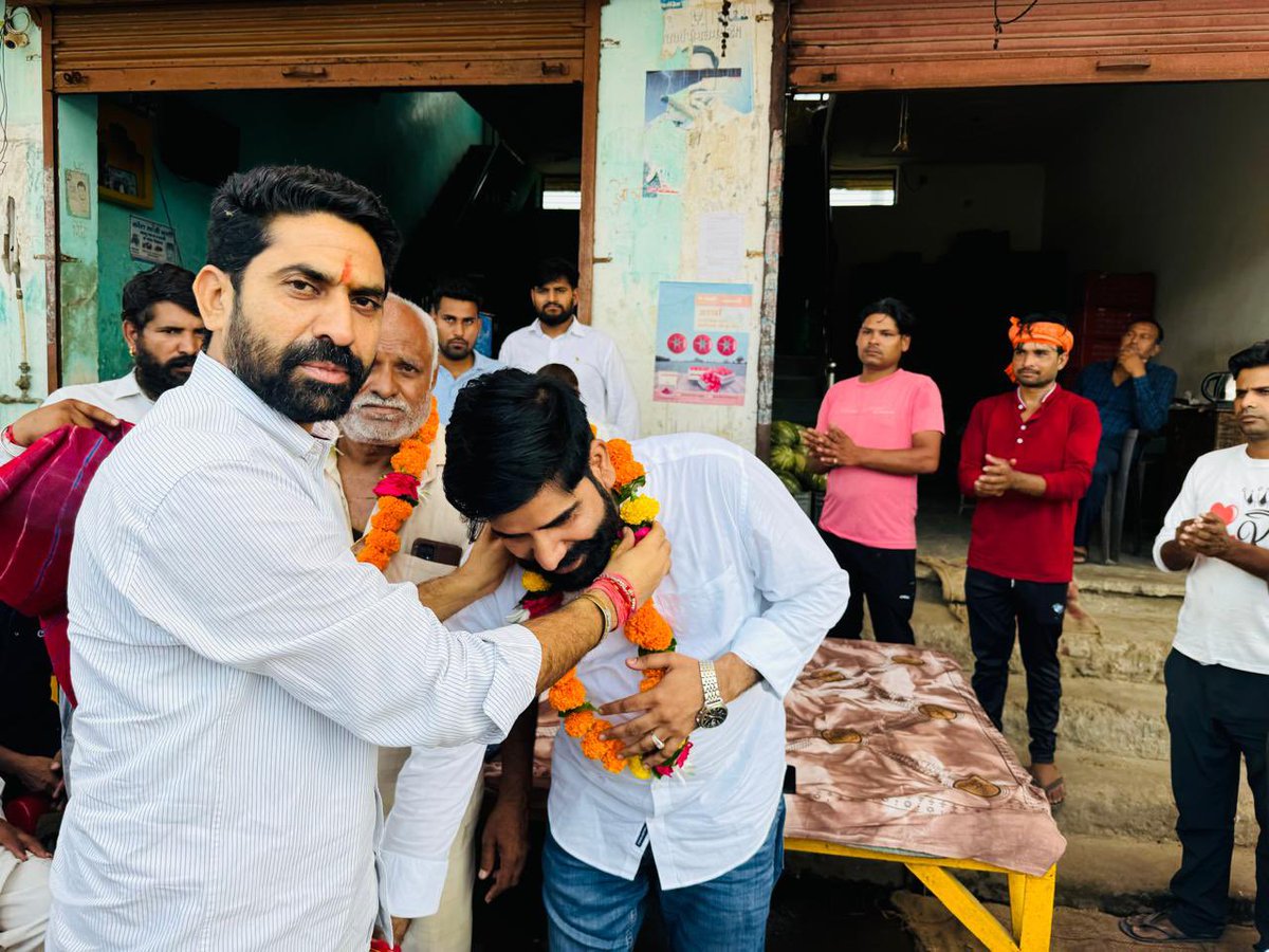 ManishYadavIn's tweet image. विधानसभा क्षेत्र शाहपुरा के मंडी परिसर शाहपुरा में कांग्रेस पार्टी के नव-नियुक्त दोनों ब्लॉक अध्यक्ष के सम्मान में कांग्रेस कार्यकर्ताओं द्वारा आयोजित सम्मान कार्यक्रम में उपस्थित होकर श्री नाथूलाल जी सैनी (ब्लॉक अध्यक्ष-बी) व श्री मुकेश जी गुर्जर (ब्लॉक अध्यक्ष-ए)../1