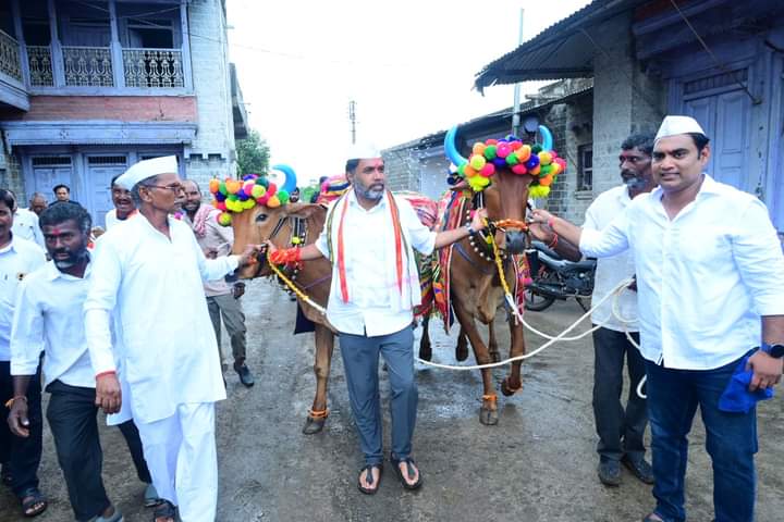 NilangekarPatil's tweet image. जन सन्मान पदयात्रा | आनंदवाडी गौर📍

बैलपोळ्याच्या शुभमुहूर्तावर आदर्श ग्राम आनंदवाडी गौर येथे &apos;जन सन्मान पदयात्रा&apos; पोहोचली. यावेळी शेतकरी बांधवांचा जिव्हाळ्याचा सण &apos;बैलपोळा&apos; अतिशय आनंददायी वातावरणात साजरा करण्यात आला. गावातील मारुतीच्या मंदिराला वळसा घालून गावकऱ्यांनी काढलेल्या…