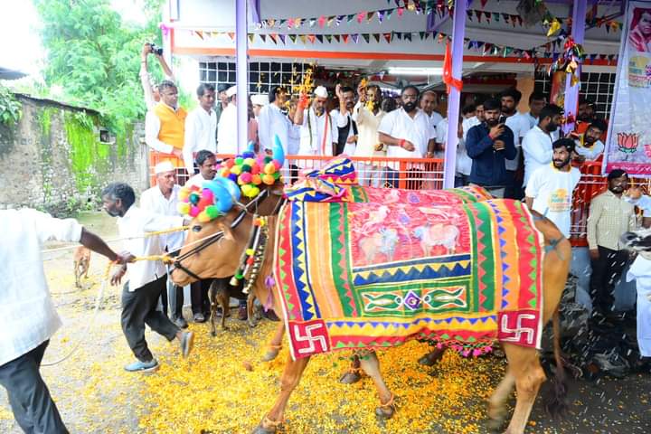 NilangekarPatil's tweet image. जन सन्मान पदयात्रा | आनंदवाडी गौर📍

बैलपोळ्याच्या शुभमुहूर्तावर आदर्श ग्राम आनंदवाडी गौर येथे &apos;जन सन्मान पदयात्रा&apos; पोहोचली. यावेळी शेतकरी बांधवांचा जिव्हाळ्याचा सण &apos;बैलपोळा&apos; अतिशय आनंददायी वातावरणात साजरा करण्यात आला. गावातील मारुतीच्या मंदिराला वळसा घालून गावकऱ्यांनी काढलेल्या…