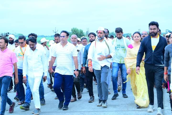 NilangekarPatil's tweet image. जन सन्मान पदयात्रा | आनंदवाडी गौर📍

बैलपोळ्याच्या शुभमुहूर्तावर आदर्श ग्राम आनंदवाडी गौर येथे &apos;जन सन्मान पदयात्रा&apos; पोहोचली. यावेळी शेतकरी बांधवांचा जिव्हाळ्याचा सण &apos;बैलपोळा&apos; अतिशय आनंददायी वातावरणात साजरा करण्यात आला. गावातील मारुतीच्या मंदिराला वळसा घालून गावकऱ्यांनी काढलेल्या…