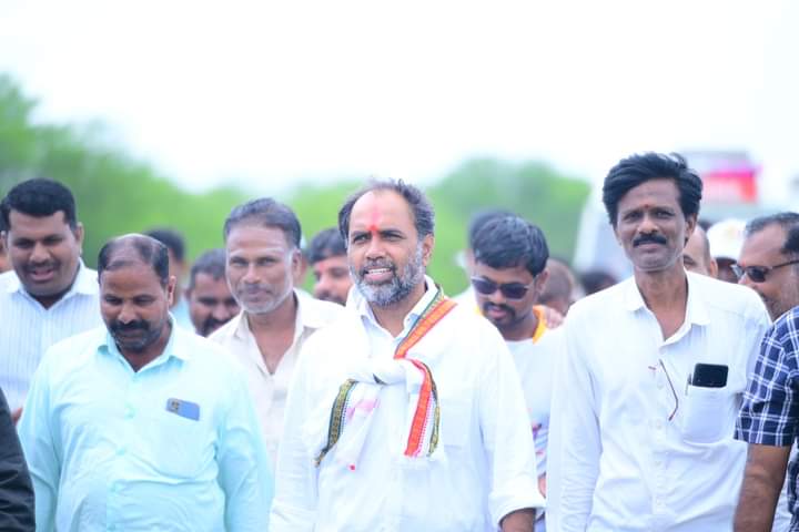 NilangekarPatil's tweet image. जन सन्मान पदयात्रा | शेंद, ताजपुर पाटी 📌

विकासाचा विकासरथ घेऊन मागील नऊ दिवसांपासून निलंगा मतदारसंघात मार्गक्रमण करत असलेली ‘जन सन्मान पदयात्रा’ शेंद, ताजपुर पाटी येथे पोहोचली. यावेळी गावातील माता-भगिनींनी औक्षण करून यावेळी यात्रेचे स्वागत केले. दरम्यान गावकऱ्यांच्या…