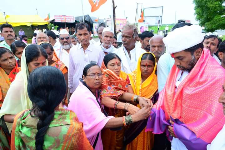 NilangekarPatil's tweet image. जन सन्मान पदयात्रा | शेंद, ताजपुर पाटी 📌

विकासाचा विकासरथ घेऊन मागील नऊ दिवसांपासून निलंगा मतदारसंघात मार्गक्रमण करत असलेली ‘जन सन्मान पदयात्रा’ शेंद, ताजपुर पाटी येथे पोहोचली. यावेळी गावातील माता-भगिनींनी औक्षण करून यावेळी यात्रेचे स्वागत केले. दरम्यान गावकऱ्यांच्या…