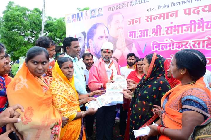 NilangekarPatil's tweet image. जन सन्मान पदयात्रा | शेंद, ताजपुर पाटी 📌

विकासाचा विकासरथ घेऊन मागील नऊ दिवसांपासून निलंगा मतदारसंघात मार्गक्रमण करत असलेली ‘जन सन्मान पदयात्रा’ शेंद, ताजपुर पाटी येथे पोहोचली. यावेळी गावातील माता-भगिनींनी औक्षण करून यावेळी यात्रेचे स्वागत केले. दरम्यान गावकऱ्यांच्या…