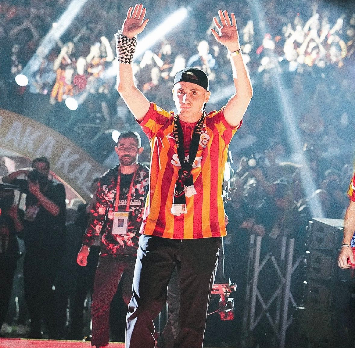 Transfer görüşmeleri olmasına rağmen 2 gün önce Adana deplasmanına çıkıp full konsantre şekilde oynayıp 1 gol 1 asistle maçı çözdü.. 

Karakterine ve aidiyetine 300 sayfa kitap yazılsa az kalır..