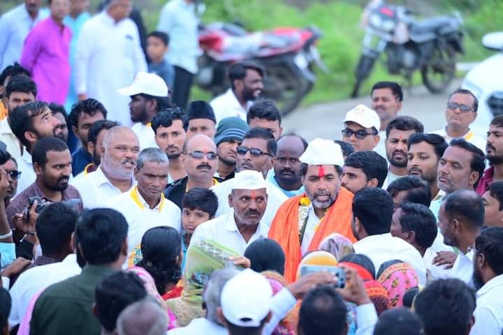 NilangekarPatil's tweet image. जन सन्मान पदयात्रा | मुगाव पाटी 📌

अखंड विकासाचा संकल्प घेऊन केलेल्या विकासकामांचा लेखाजोखा जनतेच्या समोर ठेवण्यासाठी अविरत सुरु असलेली ‘जन सन्मान पदयात्रा’ मुगाव पाटी येथे पोहोचताच माता-भगिनींनी भैय्याचे औक्षण करून यात्रेचे स्वागत केले. 

यावेळी जनतेशी संवाद साधण्यासाठी संजयजी…