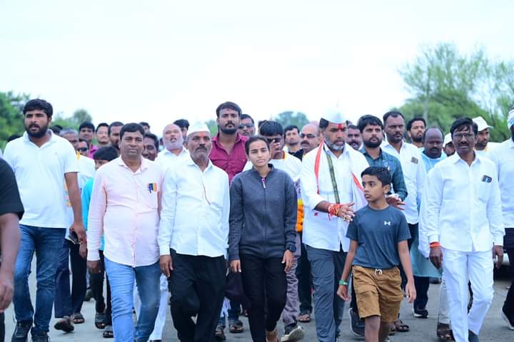 NilangekarPatil's tweet image. जन सन्मान पदयात्रा | मुगाव पाटी 📌

अखंड विकासाचा संकल्प घेऊन केलेल्या विकासकामांचा लेखाजोखा जनतेच्या समोर ठेवण्यासाठी अविरत सुरु असलेली ‘जन सन्मान पदयात्रा’ मुगाव पाटी येथे पोहोचताच माता-भगिनींनी भैय्याचे औक्षण करून यात्रेचे स्वागत केले. 

यावेळी जनतेशी संवाद साधण्यासाठी संजयजी…