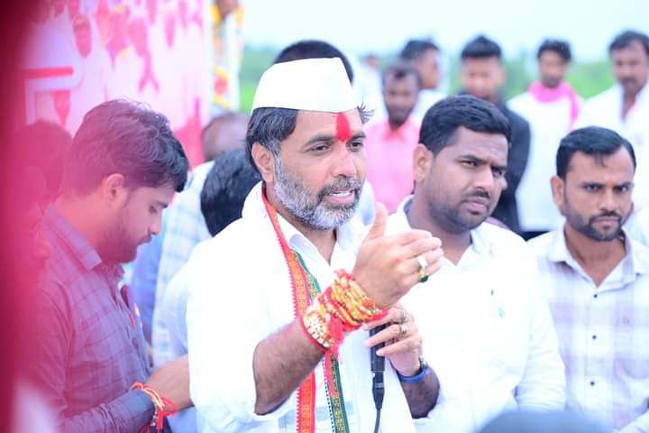 NilangekarPatil's tweet image. जन सन्मान पदयात्रा | मुगाव पाटी 📌

अखंड विकासाचा संकल्प घेऊन केलेल्या विकासकामांचा लेखाजोखा जनतेच्या समोर ठेवण्यासाठी अविरत सुरु असलेली ‘जन सन्मान पदयात्रा’ मुगाव पाटी येथे पोहोचताच माता-भगिनींनी भैय्याचे औक्षण करून यात्रेचे स्वागत केले. 

यावेळी जनतेशी संवाद साधण्यासाठी संजयजी…