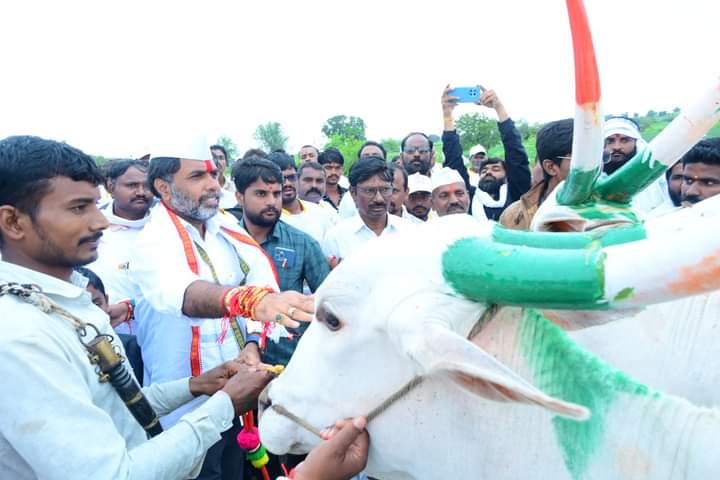 NilangekarPatil's tweet image. जन सन्मान पदयात्रा | मुगाव पाटी 📌

अखंड विकासाचा संकल्प घेऊन केलेल्या विकासकामांचा लेखाजोखा जनतेच्या समोर ठेवण्यासाठी अविरत सुरु असलेली ‘जन सन्मान पदयात्रा’ मुगाव पाटी येथे पोहोचताच माता-भगिनींनी भैय्याचे औक्षण करून यात्रेचे स्वागत केले. 

यावेळी जनतेशी संवाद साधण्यासाठी संजयजी…