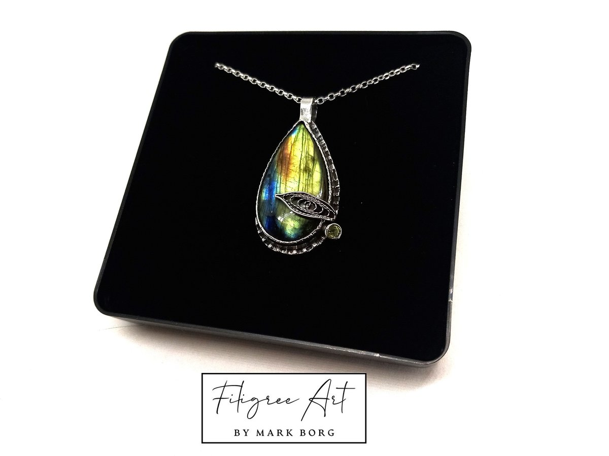 MarkBorg20's tweet photo. "Il-lanΔ‘asa" - The Pearπ- A beautiful green hue labradorite and a small peridot set in sterling silver. Handcrafted and genuinely made in Maltaπ²πΉ -Available!
#HandcraftedJewelry #SterlingSilver #LabradoriteStone #ElegantAccessories #malta #filigree #markborg #filigreeart https://t.co/7BMsXpIyII