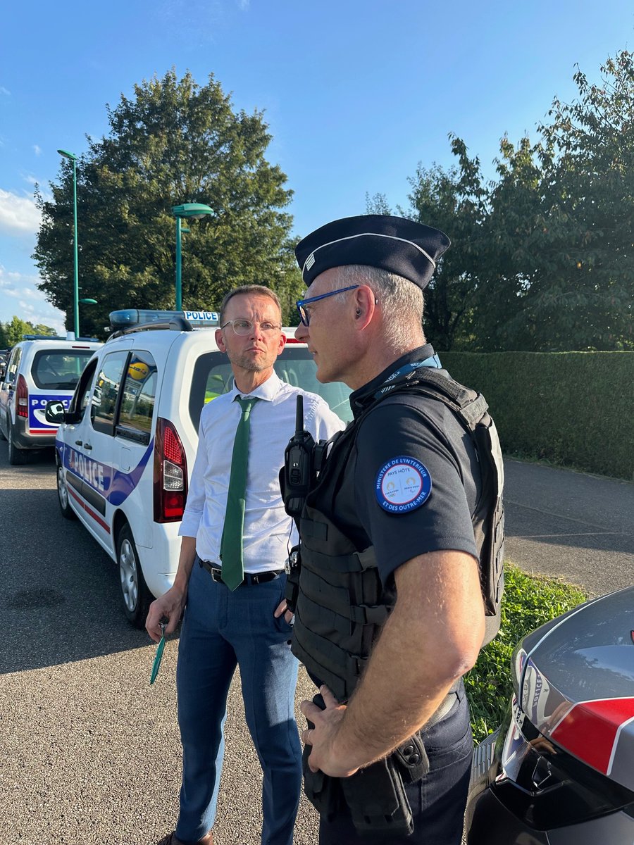 Opération de contrôle.🚔🚦

Récemment, le Sous-préfet de Verdun a rejoint la Police Nationale et Municipale pour une action au rond-point des anciens combattants de l'AFN à Verdun.

🎯Contrôler la vitesse, l’alcoolémie, les stupéfiants et les comportements à risque.