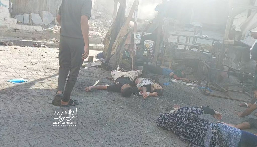 QudsNen's tweet photo. At least eight Palestinians, including children and women, were slaughtered in an Israeli drone strike that targeted a food stall in front of Al-Fakoura School in Jabalia Refugee Camp, northern Gaza Strip. https://t.co/YXrKS63V48