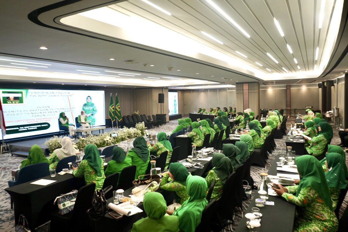 Sahabatningema's tweet photo. Saat Muswil PW WPP Jatim, Ning @emaumiyyatulch sebagai Ketum PP WPP memberikan paparan materi pendidikan politik tentang Peran Wanita Persatuan Pembangunan dalam Mensukseskan Pilkada tahun 2024. (1/9/24).

#muswil #musyawarahwilayah #wanitapersatuanpembangunan #wppjatim https://t.co/XrUdiWrkrs
