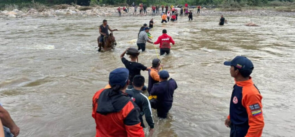 RodDanielTV's tweet photo. Gobierno brinda atención a afectados por lluvias en Caracas https://t.co/46q3Y2dMnc https://t.co/sLIsDuujY8